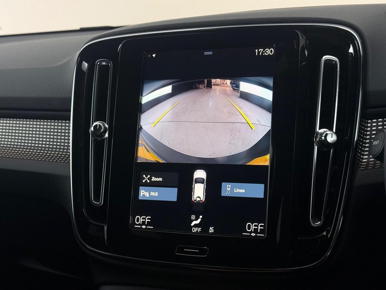 Volvo XC40 thumbnail Infotainment System