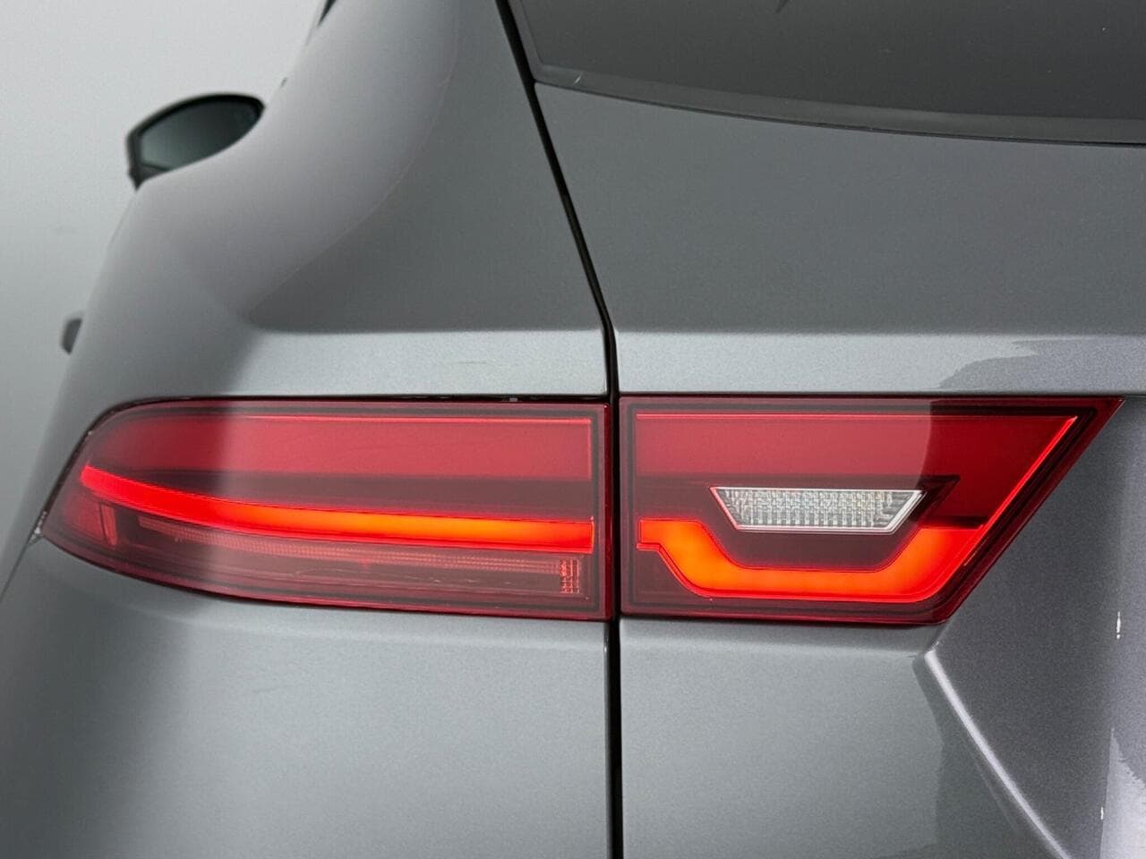 Jaguar E-PACE thumbnail Lights Rear