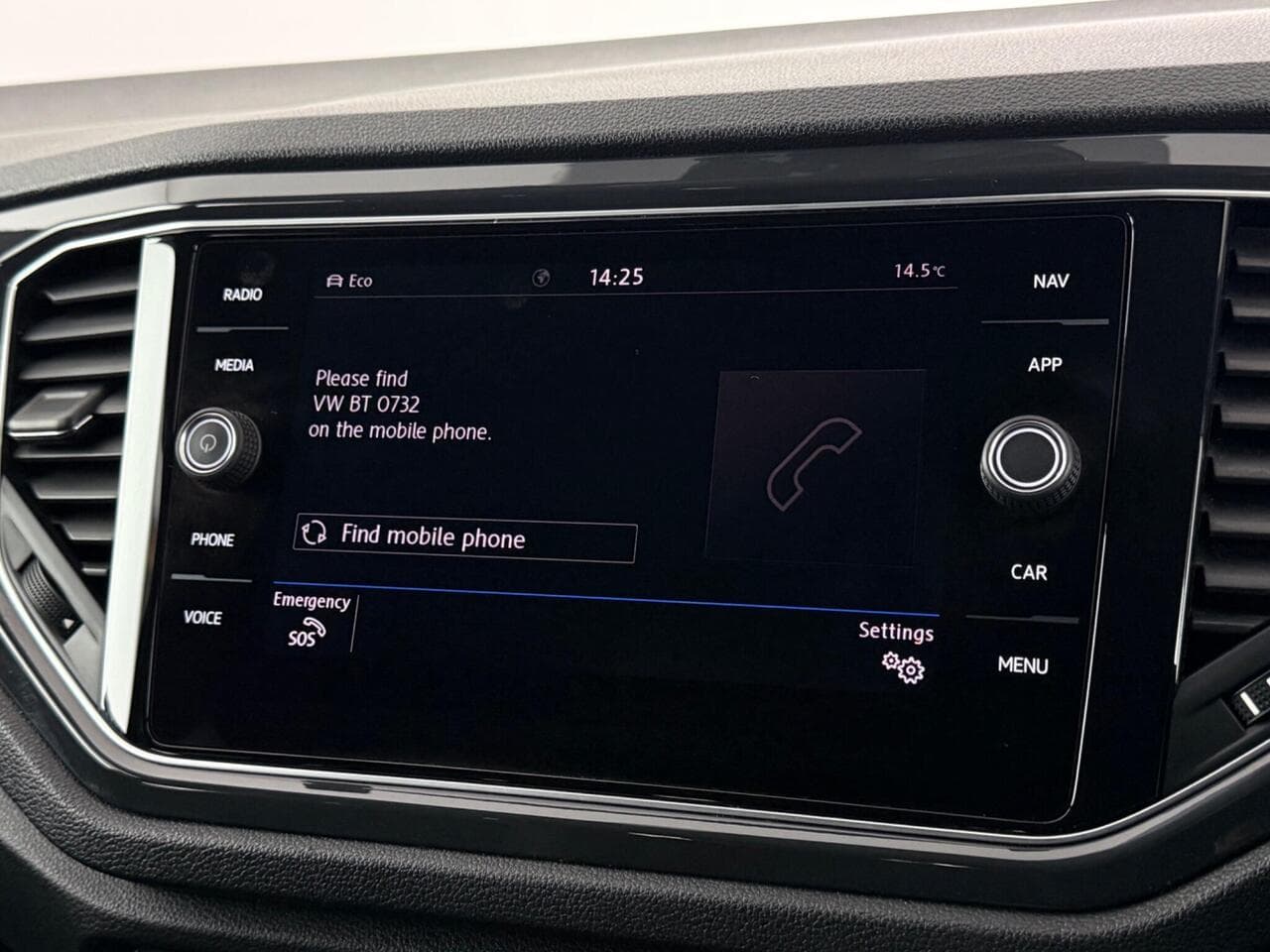 Volkswagen T-Roc thumbnail Infotainment System