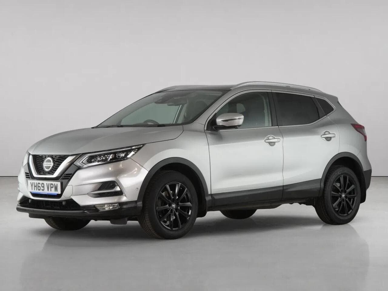 Nissan Qashqai thumbnail Front Left