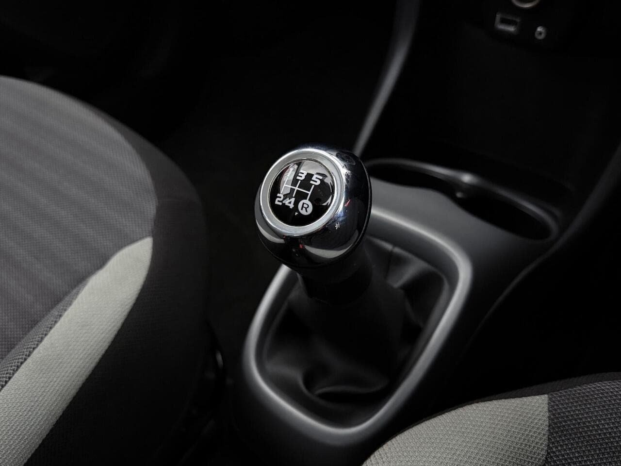 Toyota AYGO thumbnail Interior Front