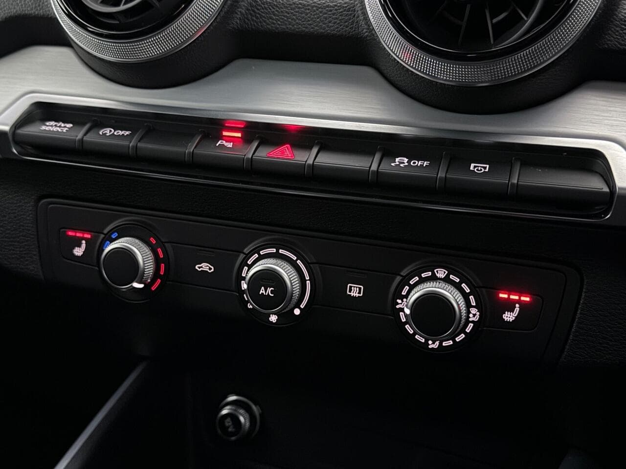 Audi Q2 thumbnail Misc Controls