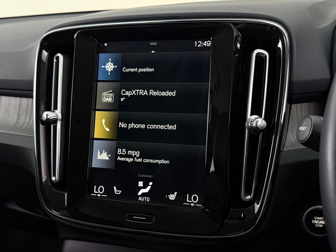 Volvo XC40 thumbnail Infotainment System