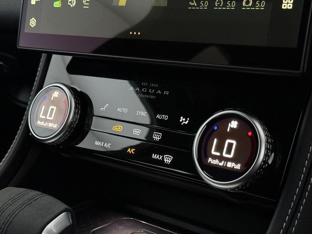 Jaguar F-PACE thumbnail Interior Front