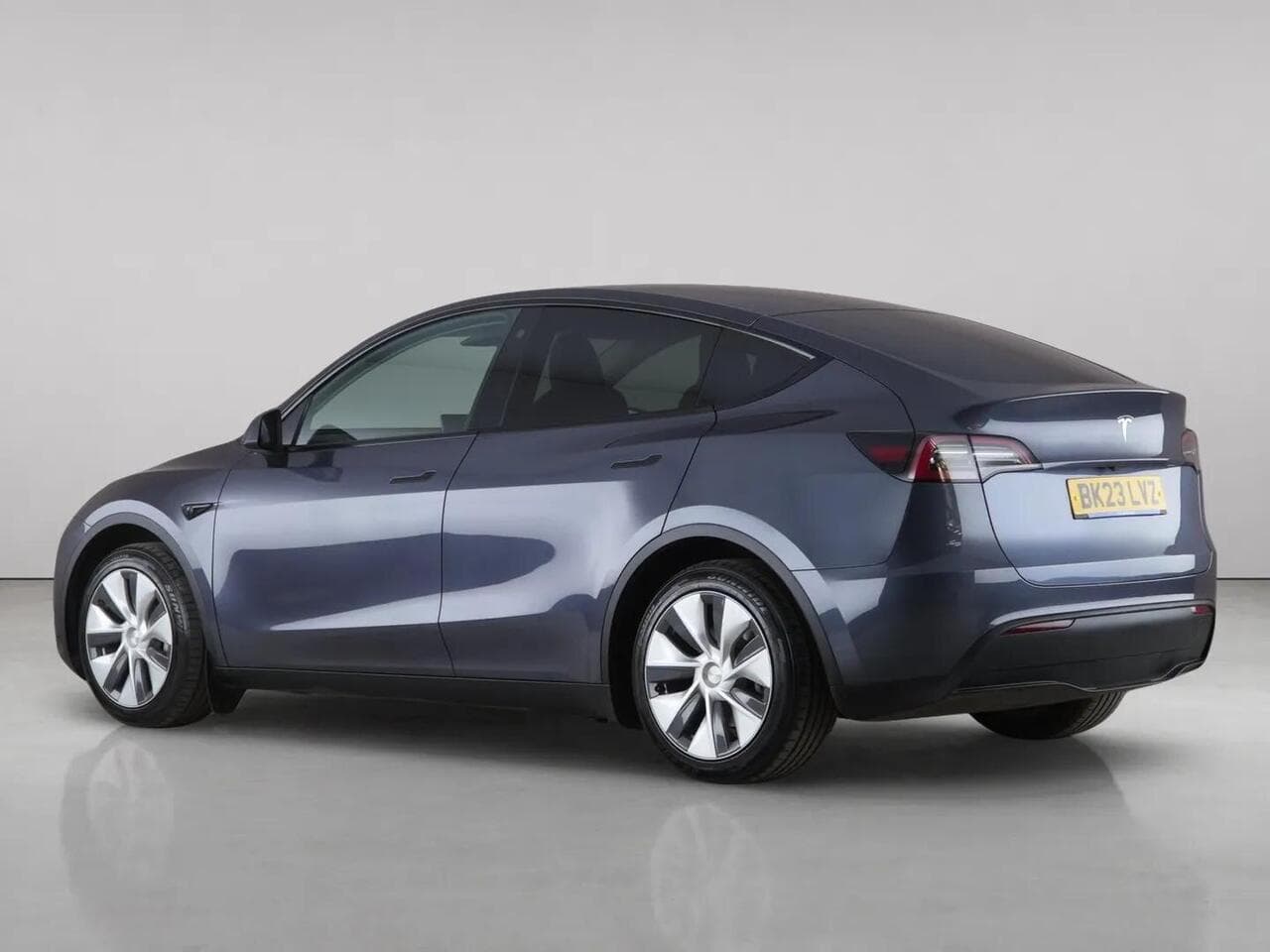 Tesla Model Y thumbnail Rear Left