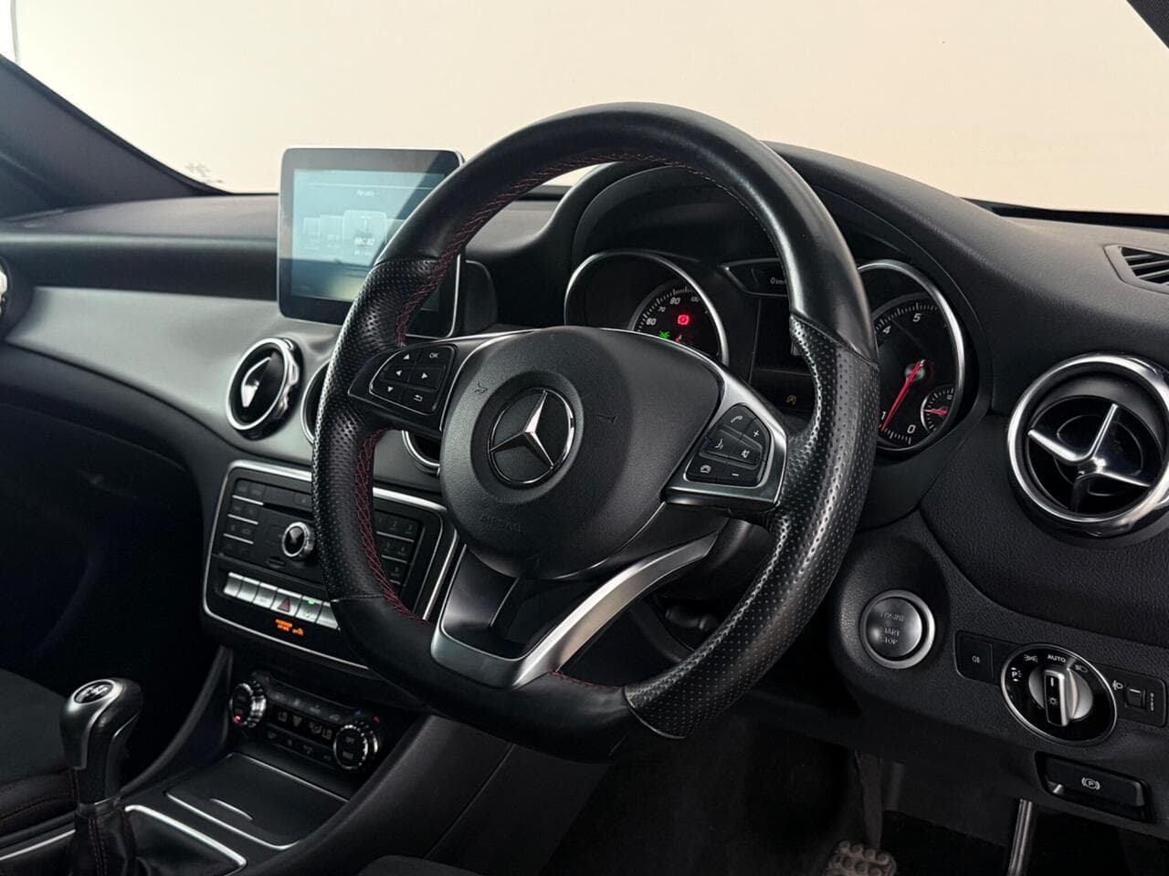 Mercedes-Benz GLA thumbnail Interior Front
