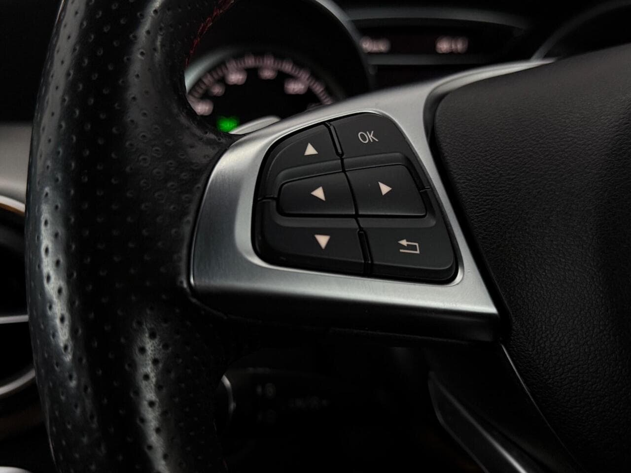 Mercedes-Benz GLA thumbnail Misc Controls