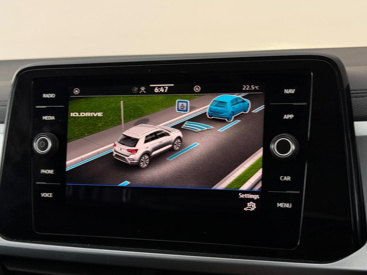 Volkswagen T-Roc thumbnail Infotainment System