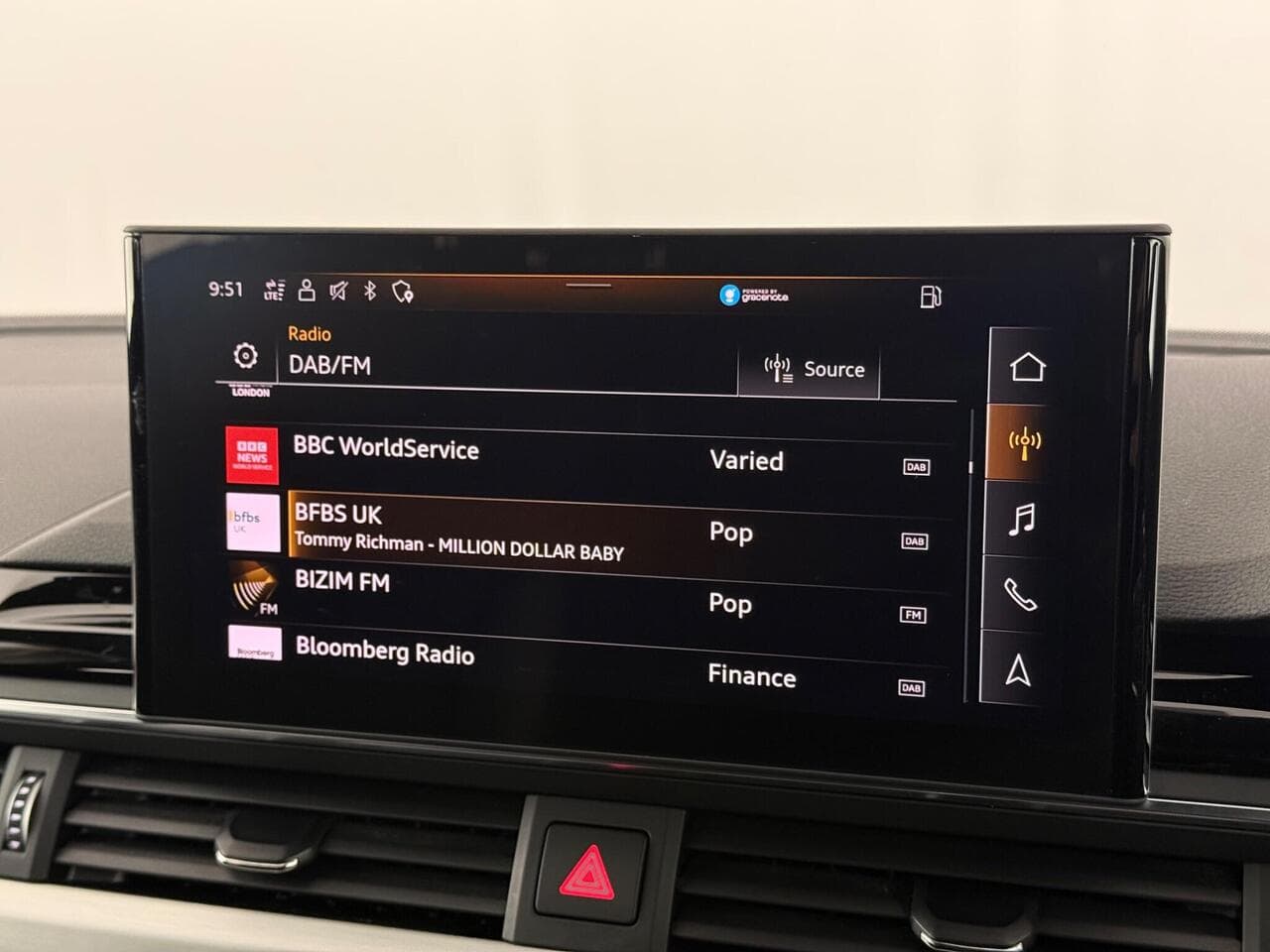 Audi A4 Avant thumbnail Infotainment System