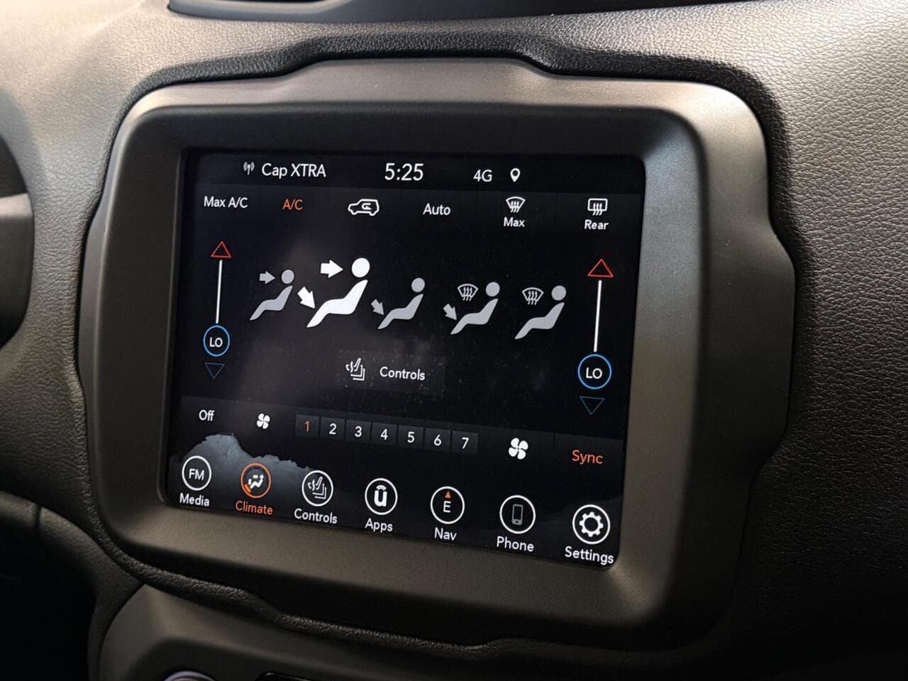 Jeep Renegade thumbnail Infotainment System