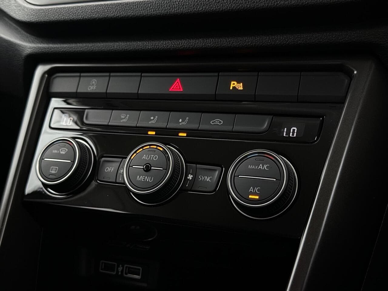 Volkswagen T-Roc thumbnail Infotainment System
