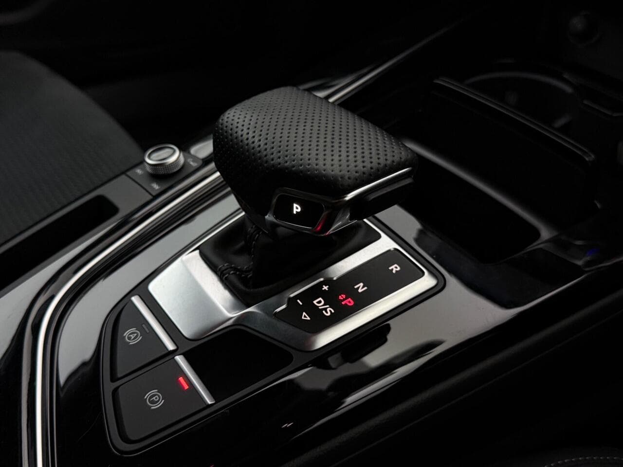 Audi A4 Avant thumbnail Interior Front