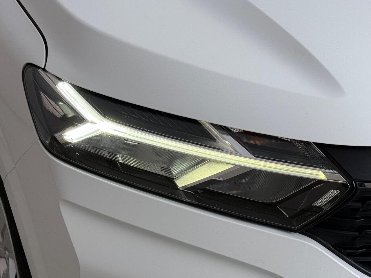 Dacia Sandero thumbnail Lights Front