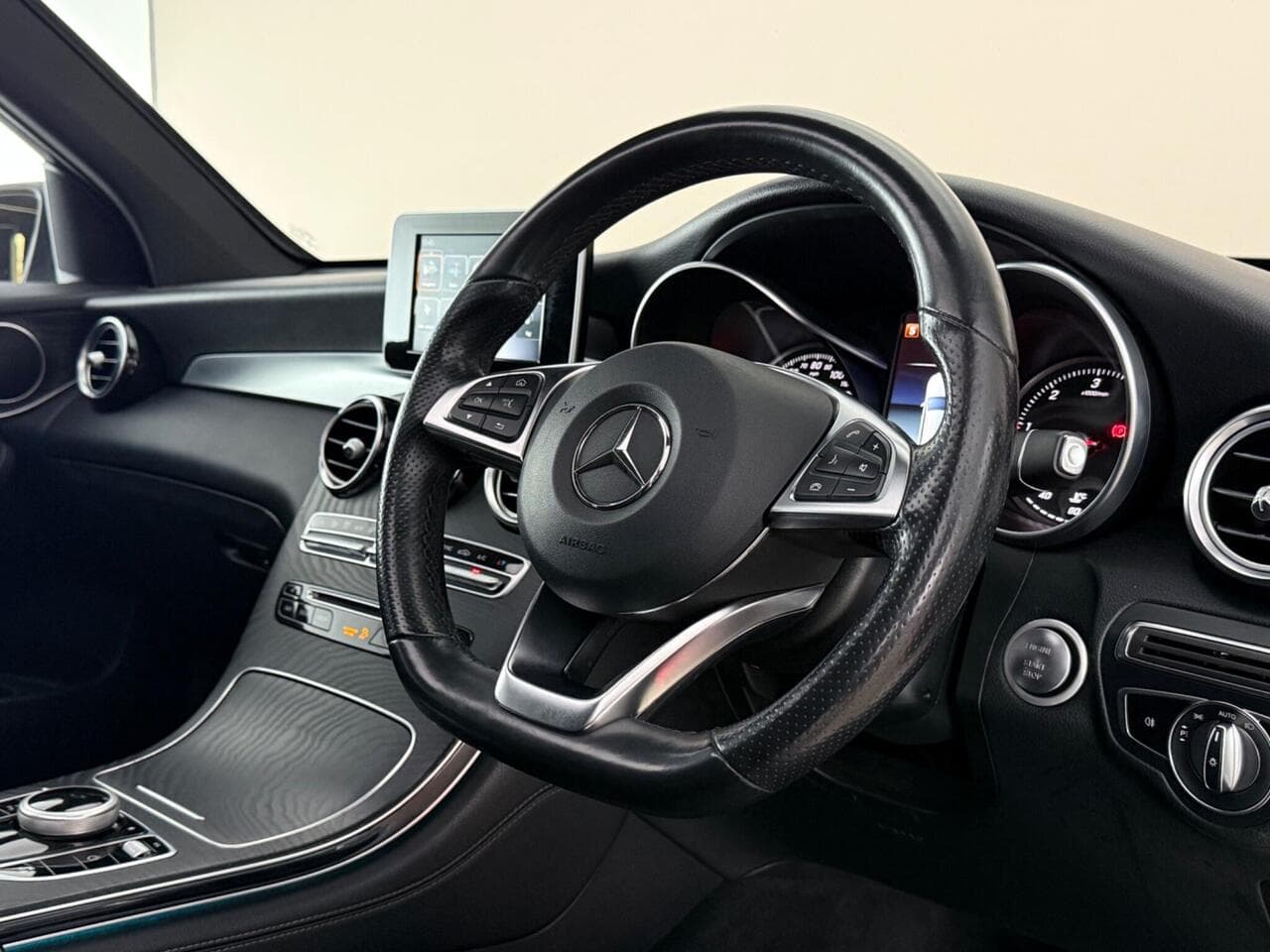 Mercedes-Benz GLC thumbnail Interior Front