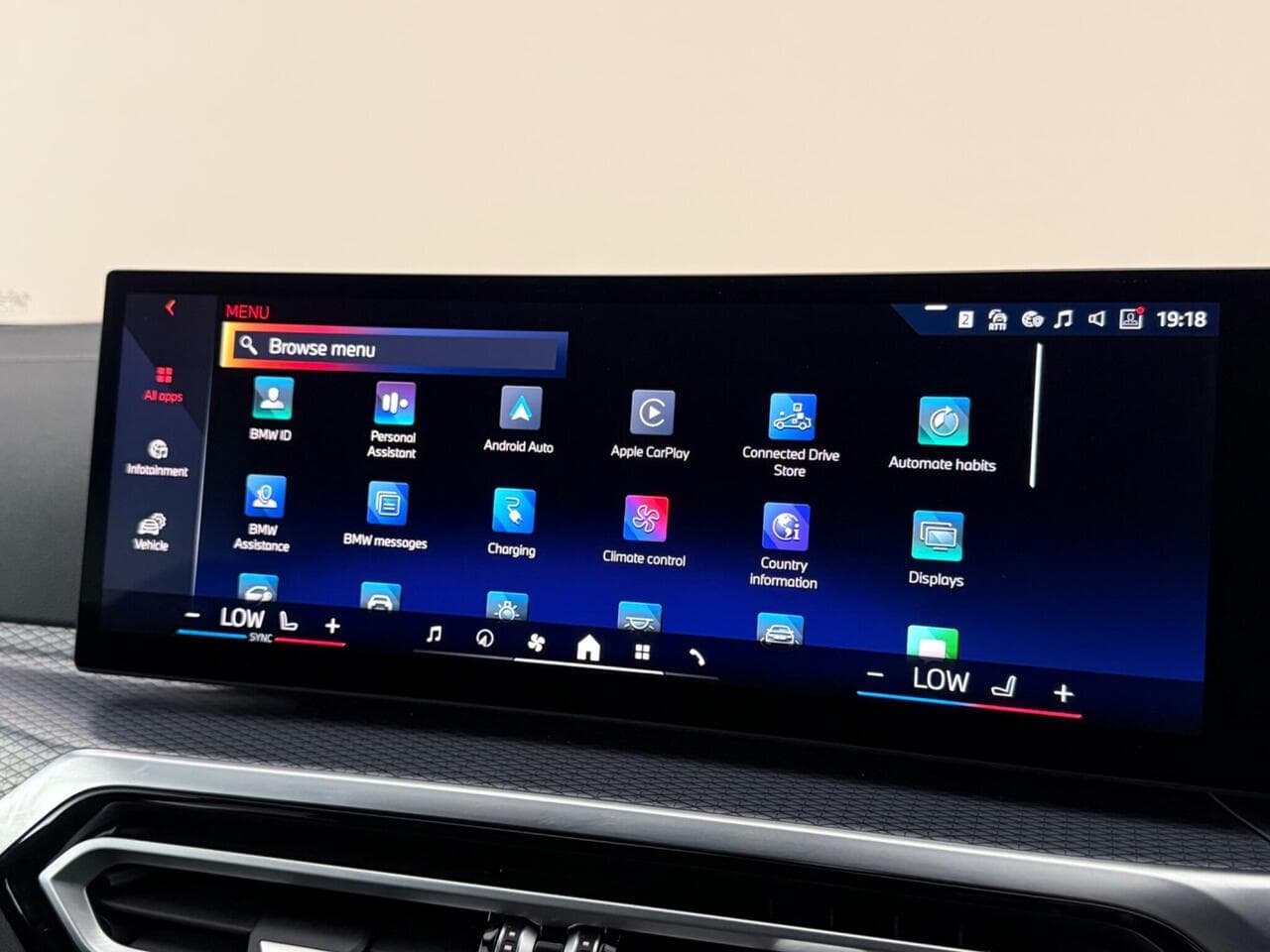 BMW i4 thumbnail Infotainment System