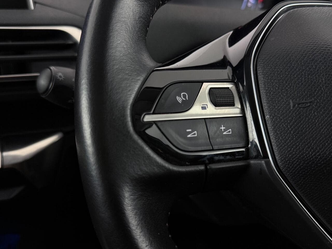 Peugeot 5008 thumbnail Misc Controls