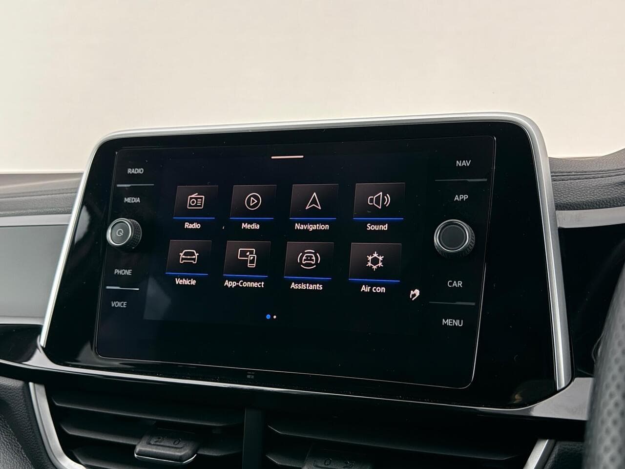 Volkswagen T-Roc thumbnail Infotainment System