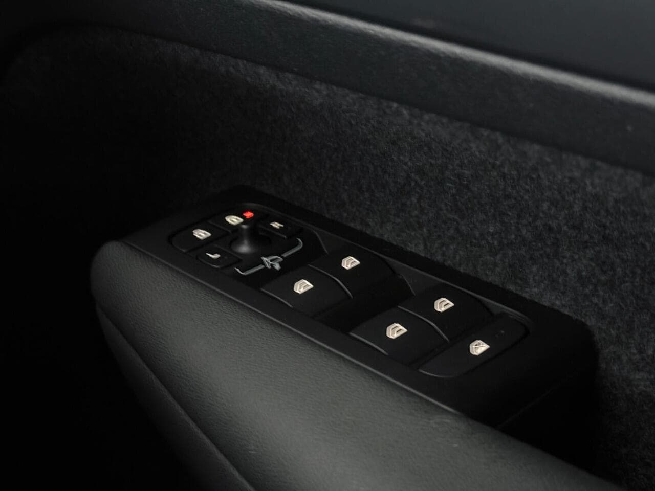Volvo XC40 thumbnail Misc Controls