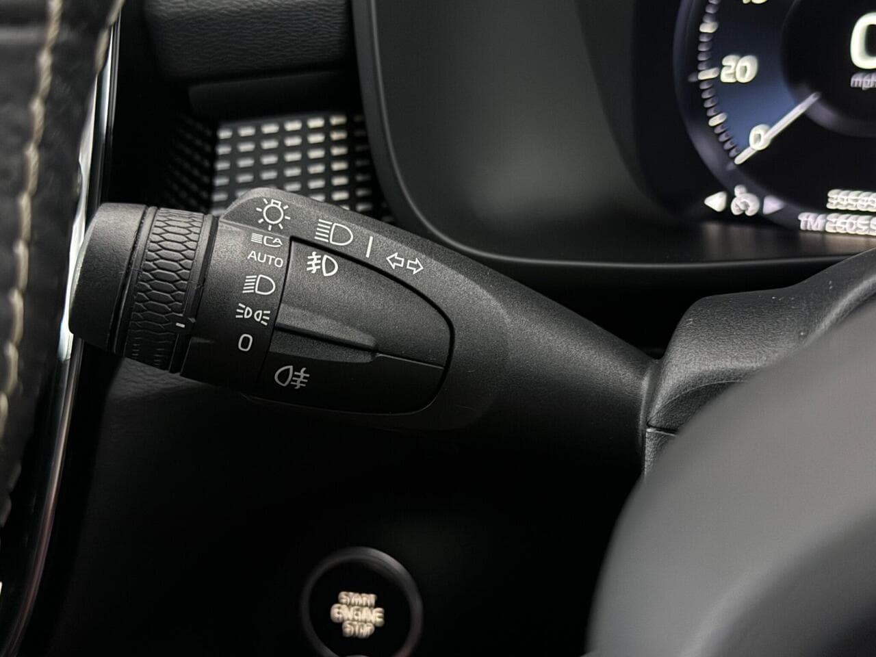 Volvo XC40 thumbnail Misc Controls