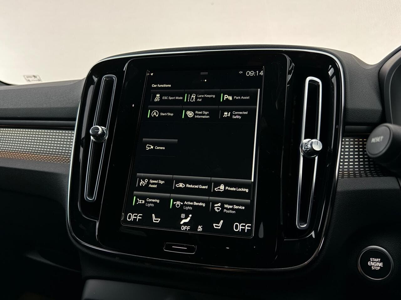 Volvo XC40 thumbnail Infotainment System