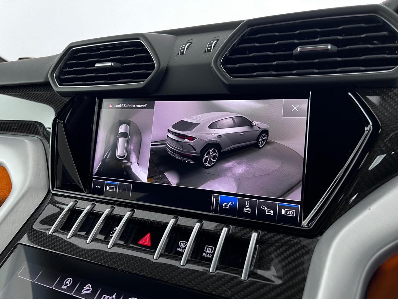 Lamborghini Urus thumbnail Infotainment System