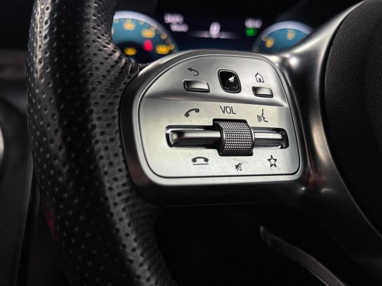 Mercedes-Benz GLC thumbnail Misc Controls