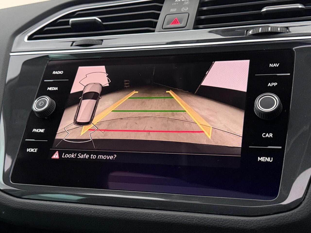 Volkswagen Tiguan thumbnail Infotainment System