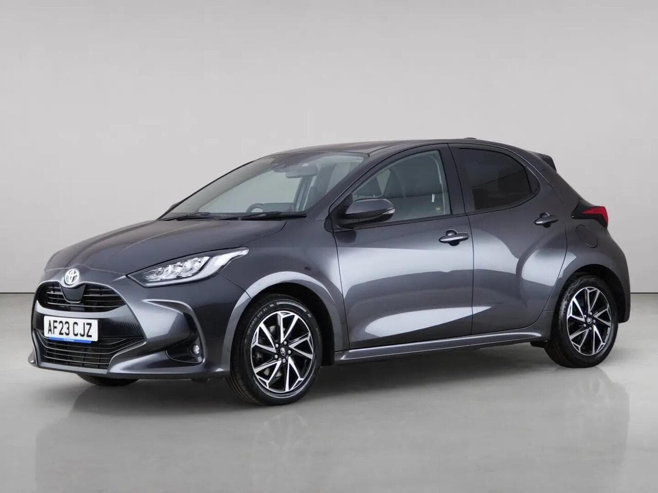 Toyota Yaris thumbnail Front Left