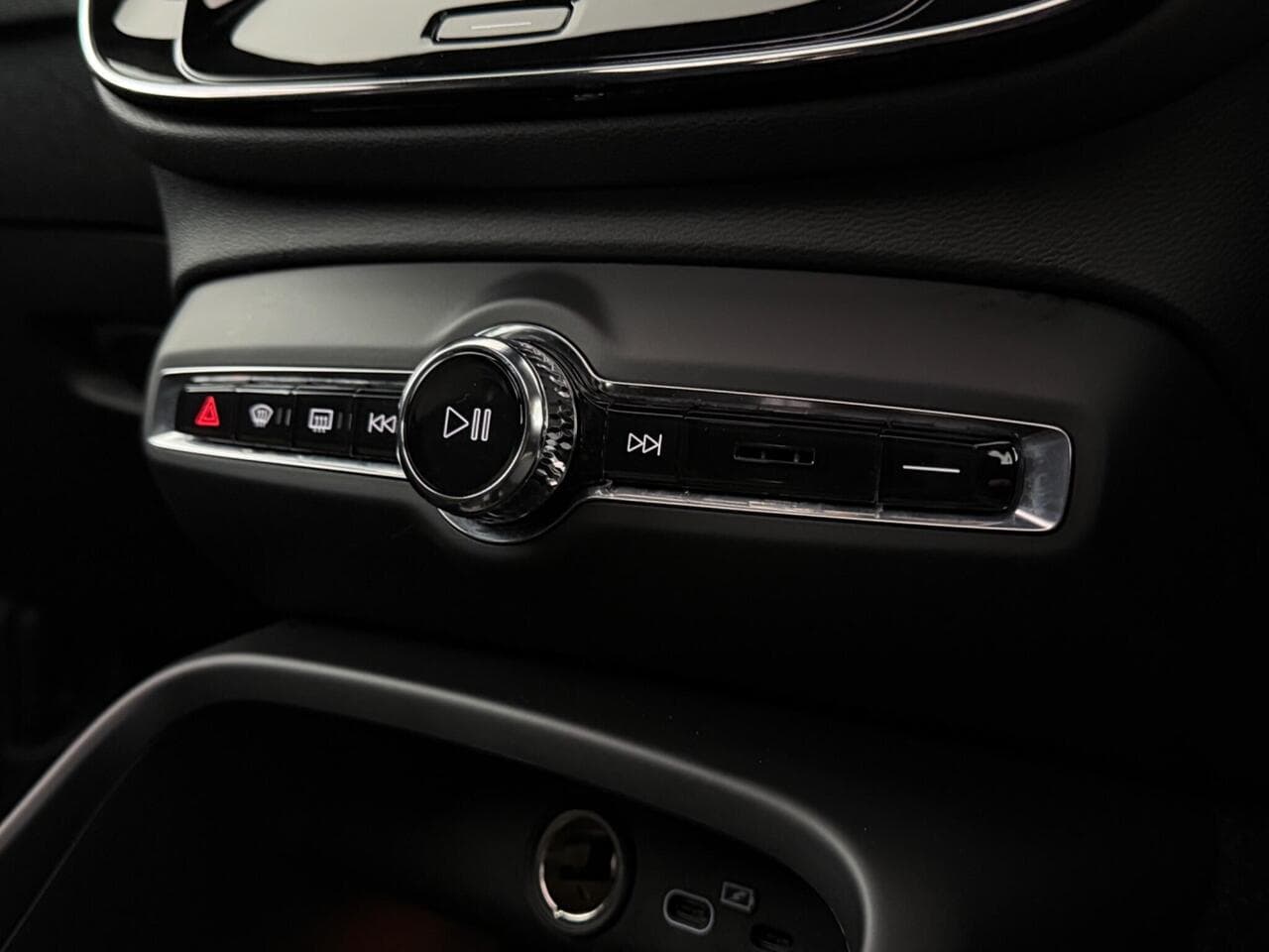Volvo XC40 thumbnail Misc Controls