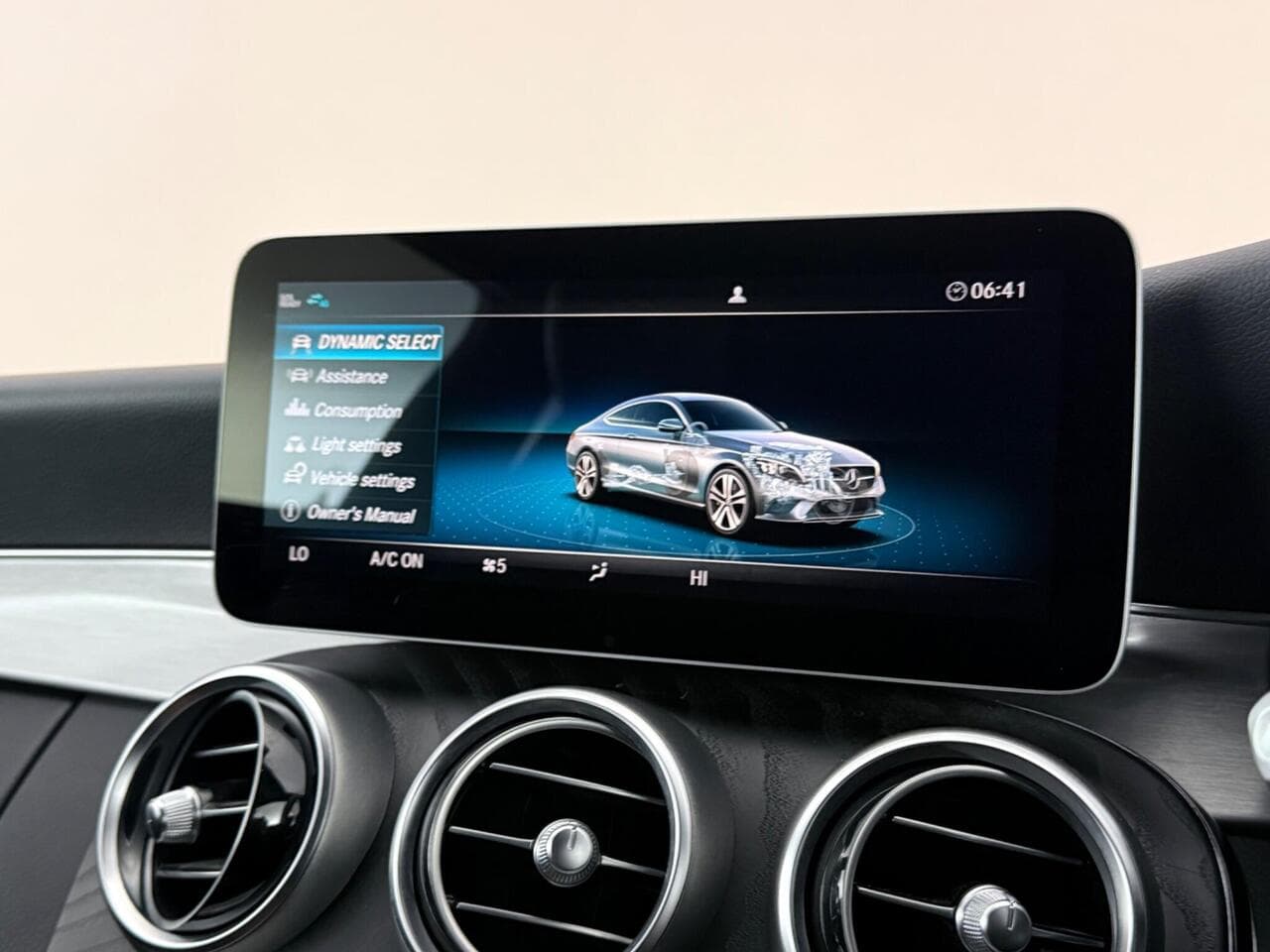 Mercedes-Benz C Class thumbnail Infotainment System