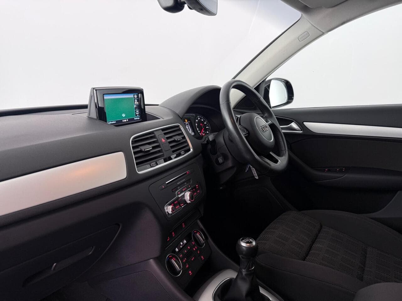 Audi Q3 thumbnail Interior Front