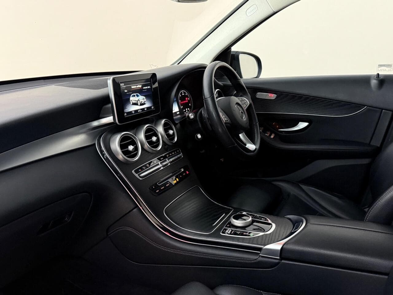 Mercedes-Benz GLC thumbnail Interior Front