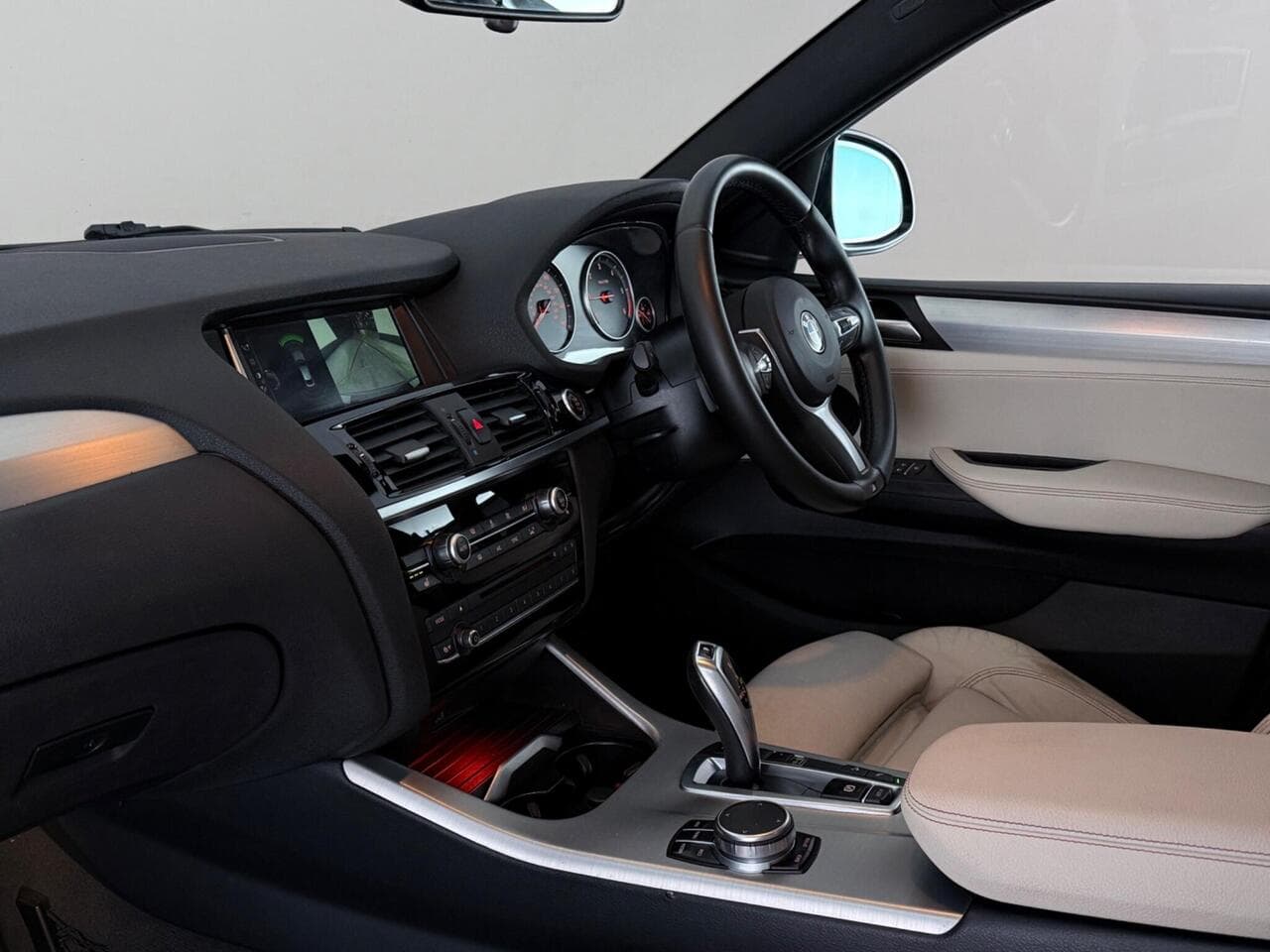 BMW X4 thumbnail Interior Front