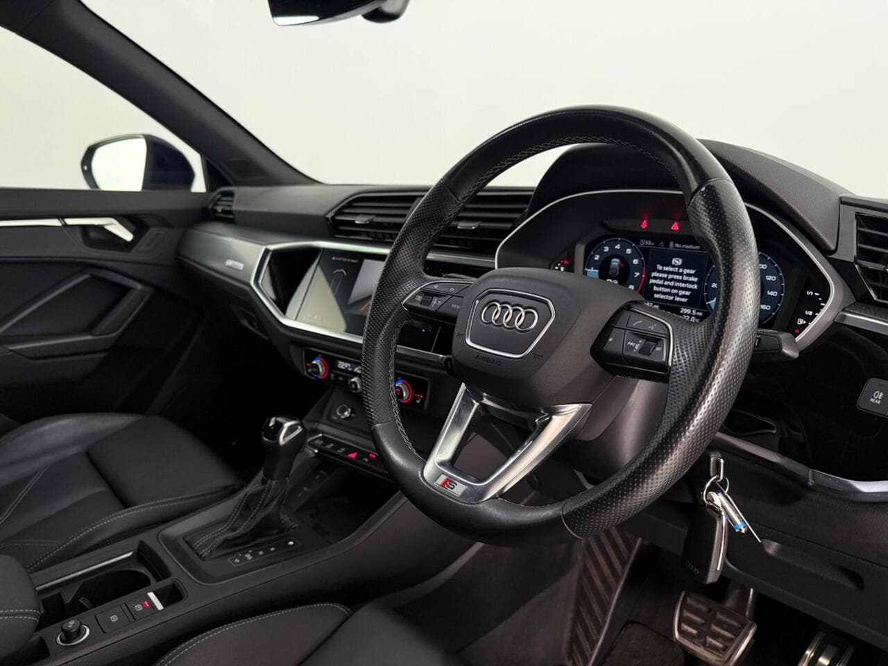 Audi Q3 thumbnail Interior Front