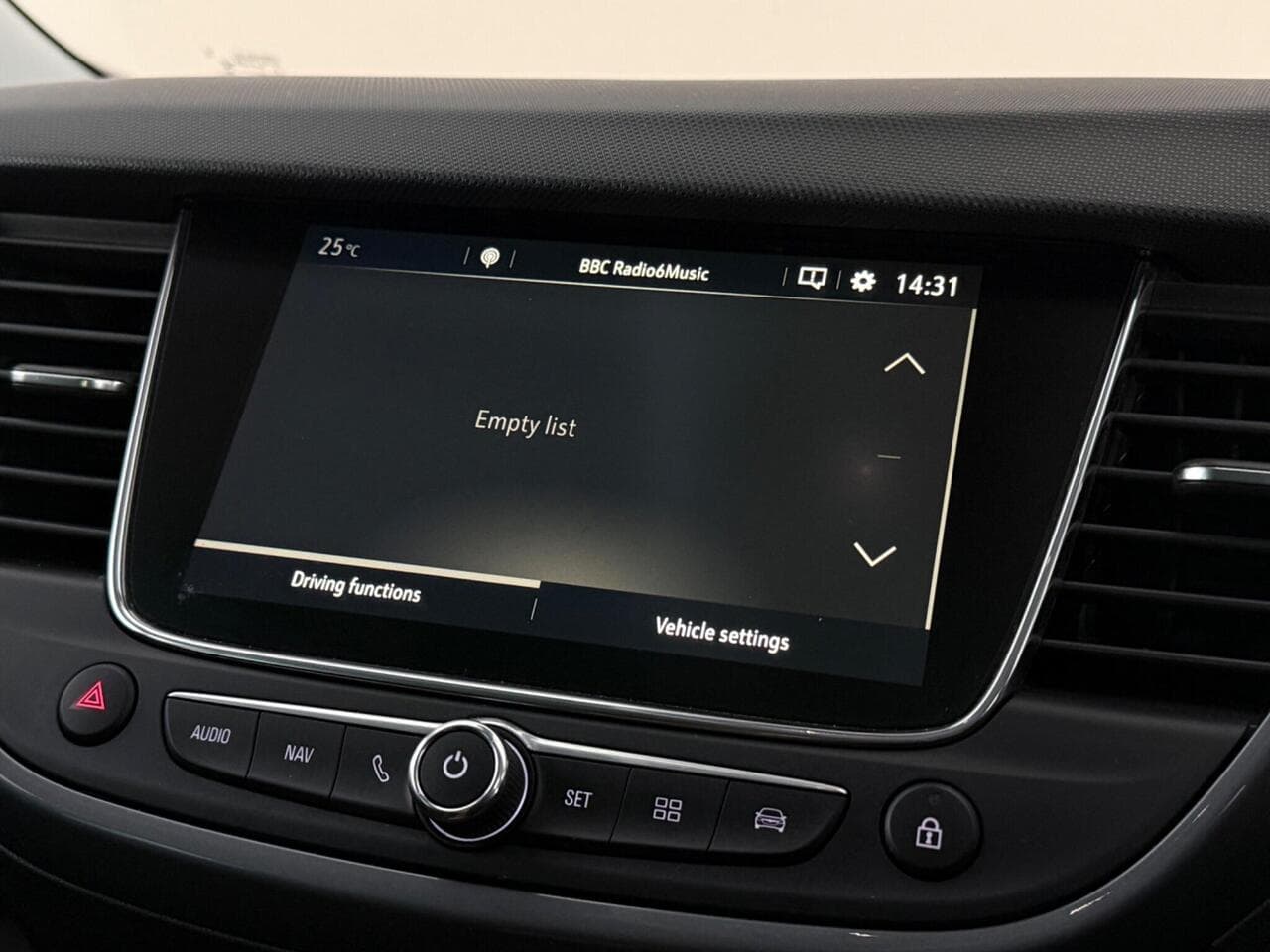 Vauxhall Crossland X thumbnail Infotainment System