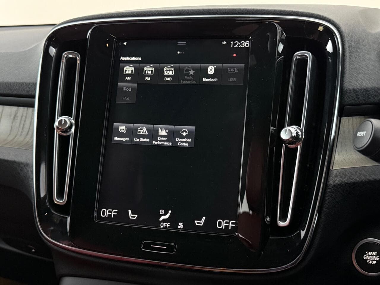 Volvo XC40 thumbnail Infotainment System