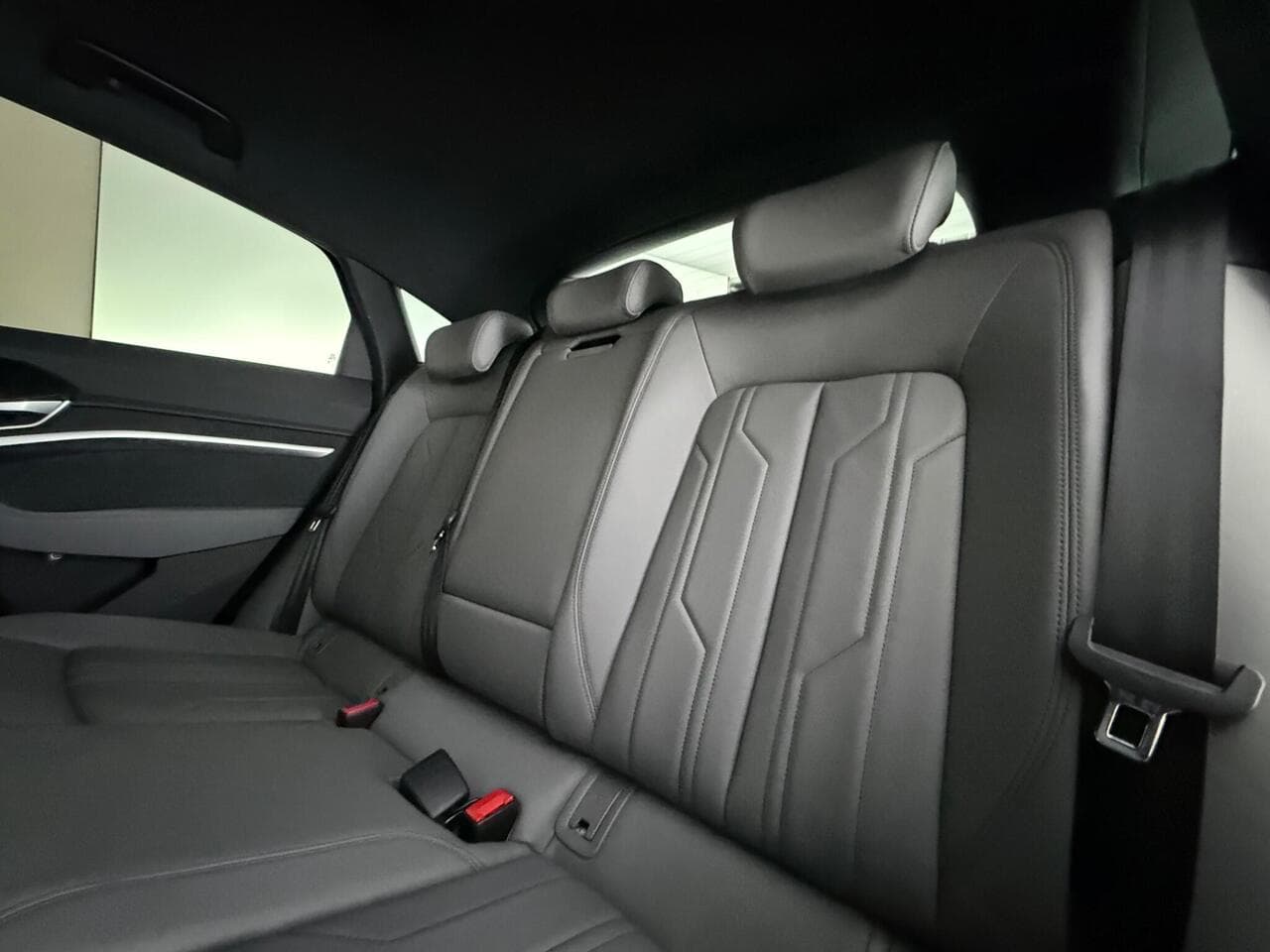 Audi e-tron thumbnail Seats Rear