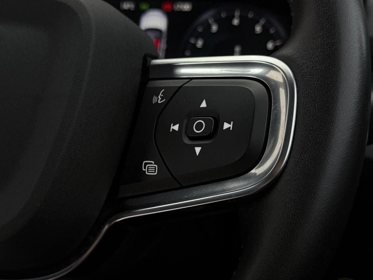 Volvo XC40 thumbnail Misc Controls
