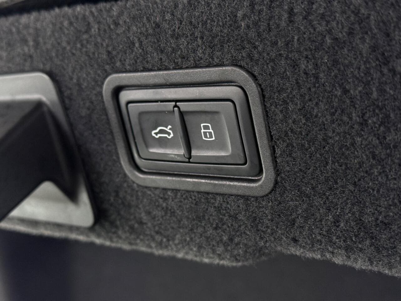 Audi A8 thumbnail Misc Controls