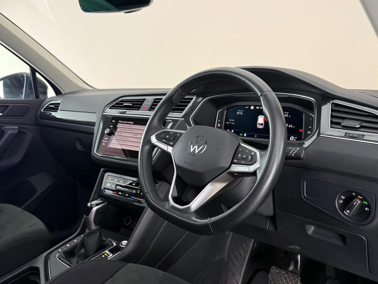 Volkswagen Tiguan thumbnail Interior Front