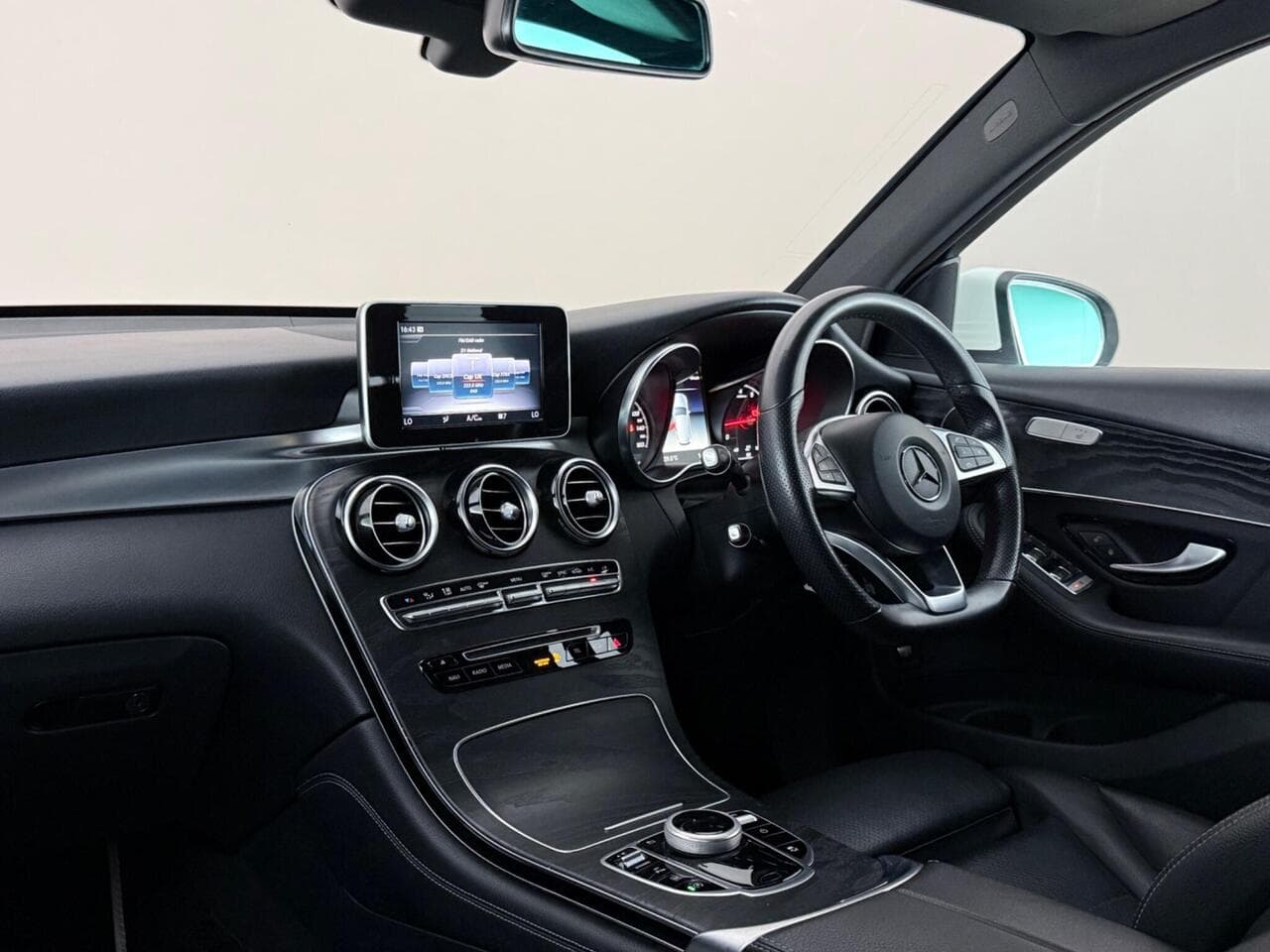 Mercedes-Benz GLC thumbnail Interior Front