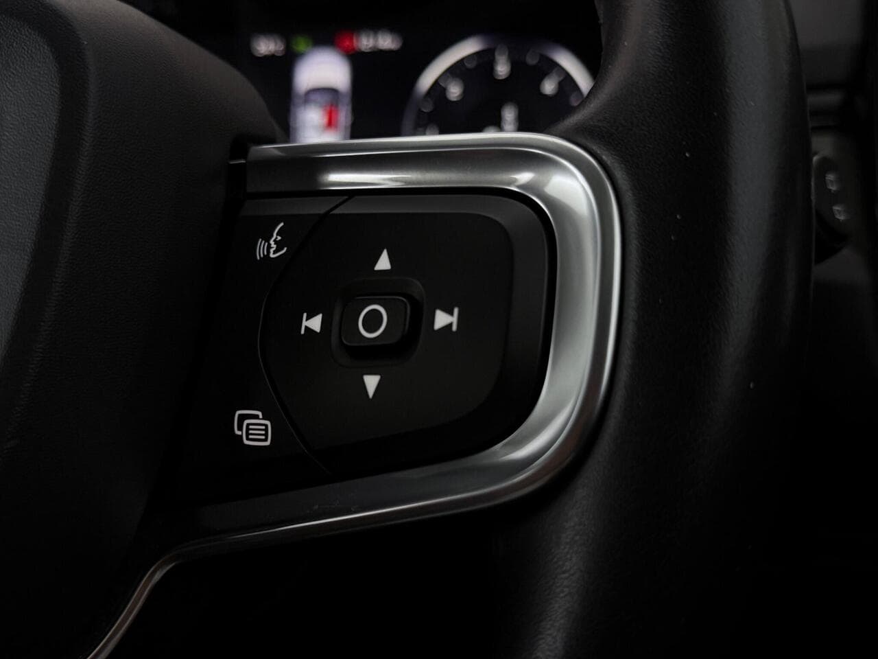 Volvo XC40 thumbnail Misc Controls