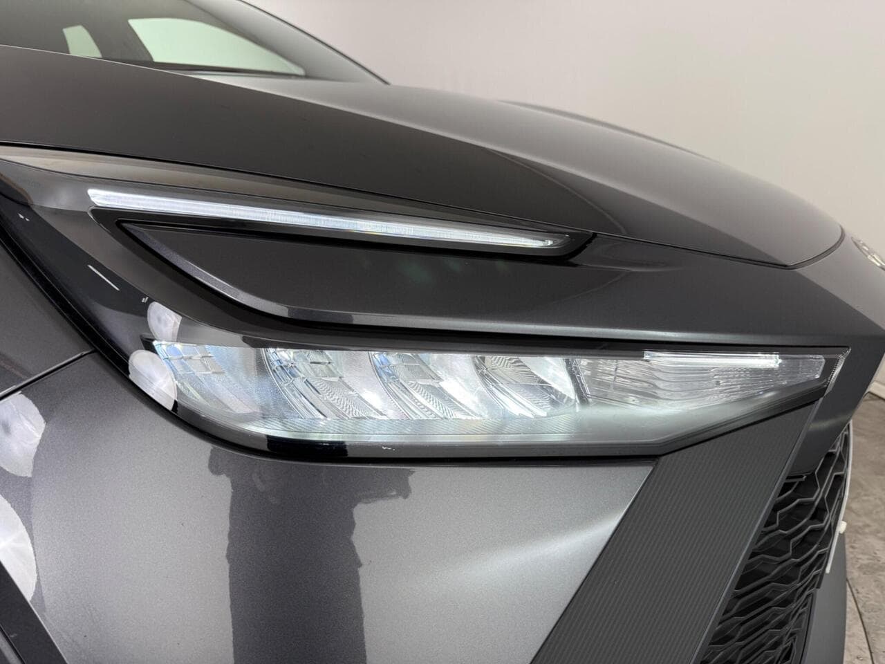 Toyota C-HR thumbnail Lights Front