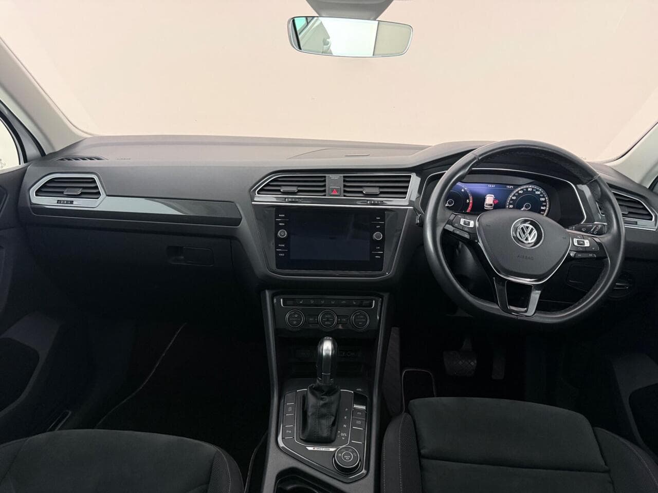 Volkswagen Tiguan thumbnail Interior Front