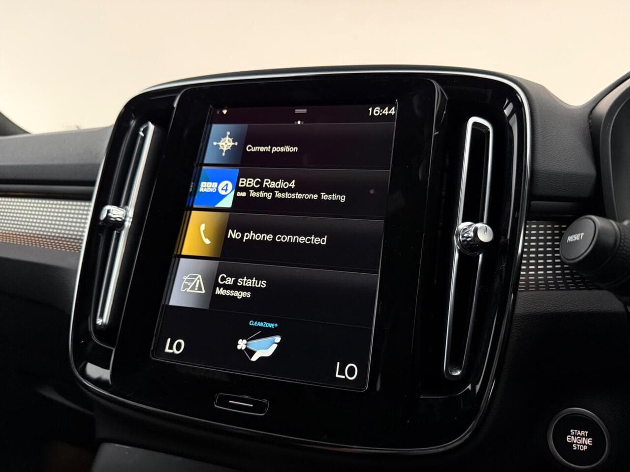 Volvo XC40 thumbnail Infotainment System