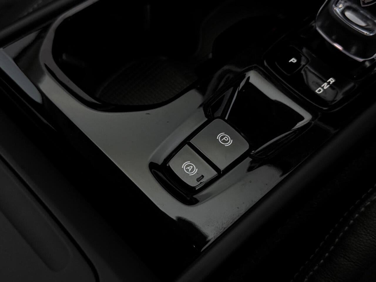 Volvo XC40 thumbnail Misc Controls