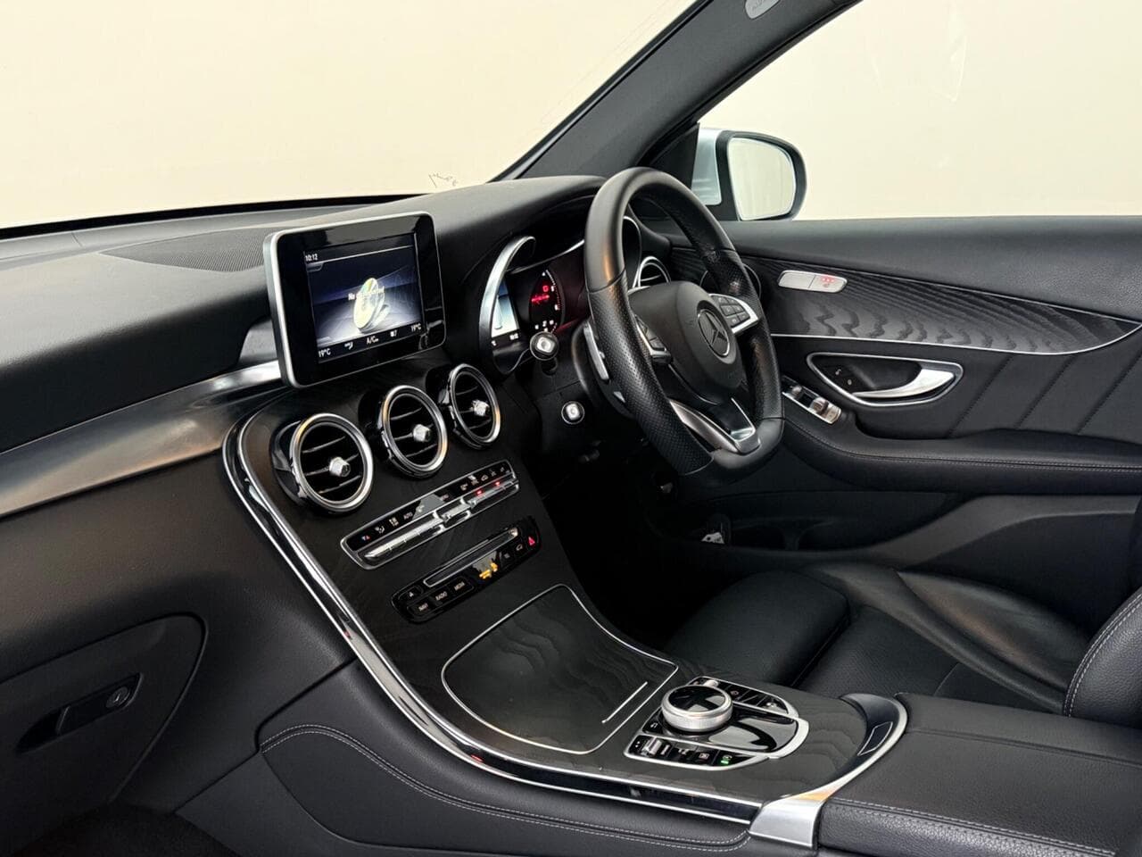 Mercedes-Benz GLC thumbnail Interior Front