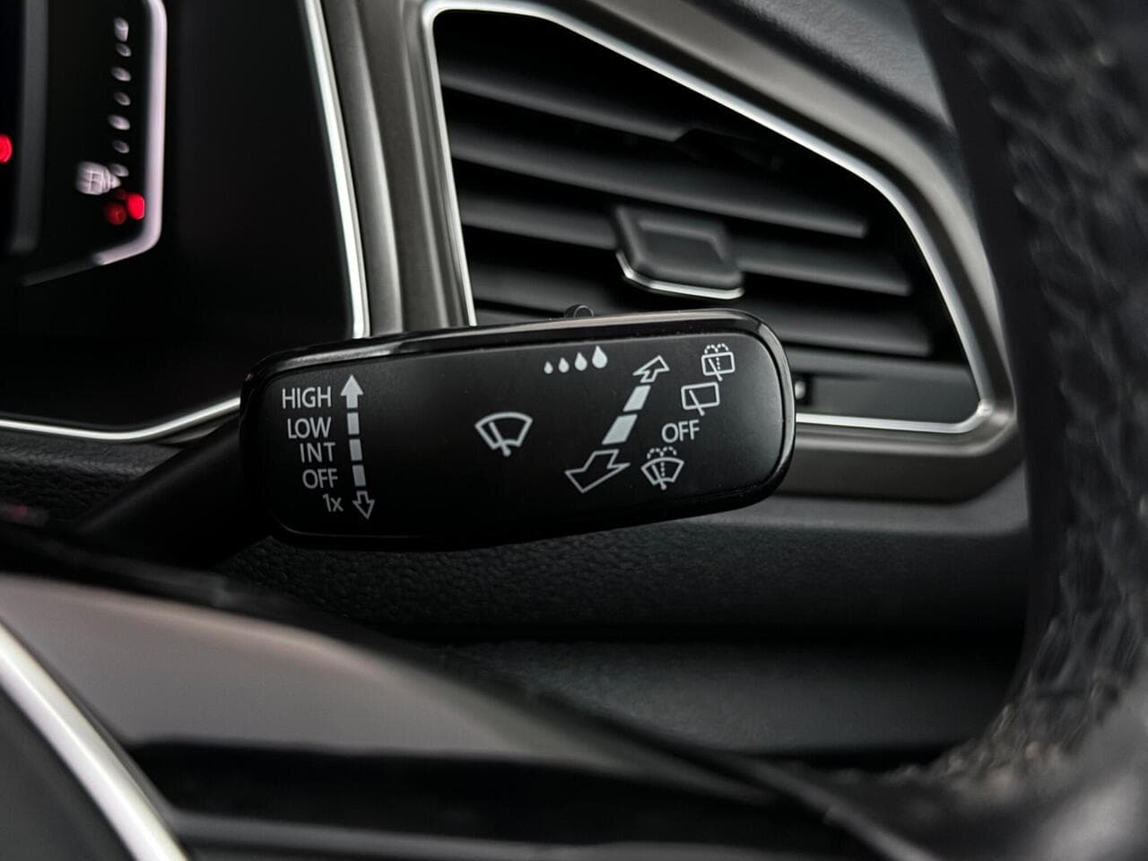 Volkswagen T-Roc thumbnail Misc Controls