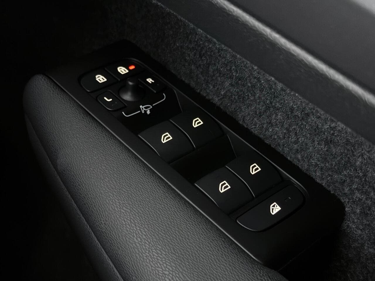 Volvo XC40 thumbnail Misc Controls