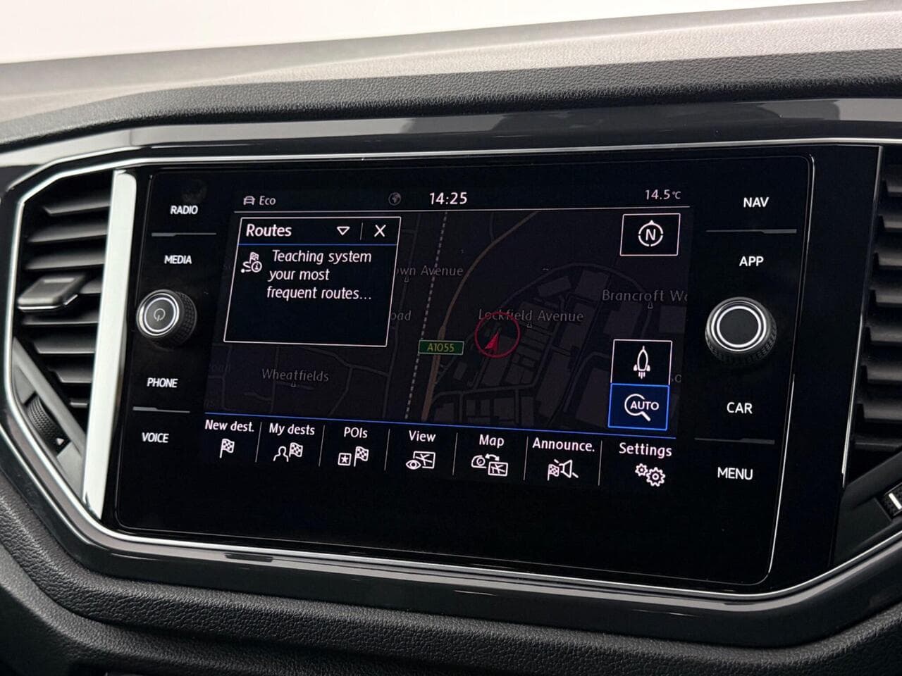 Volkswagen T-Roc thumbnail Infotainment System